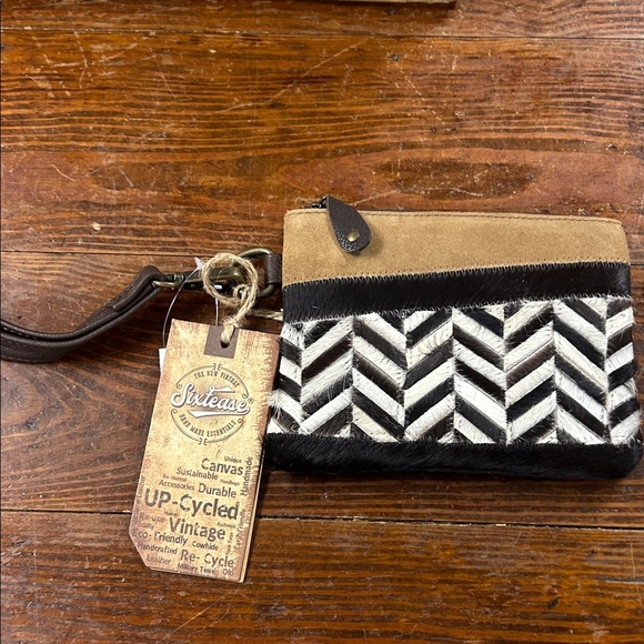 Cowhide and Leather Wristlet - Sixtease - Picture 1 of 5